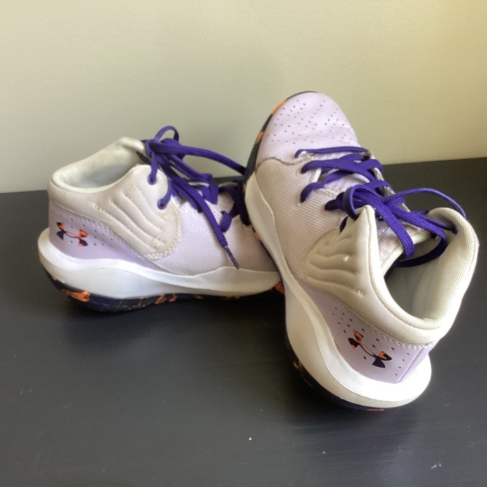 Youth Under Armour Unisex 5.5 High Top Sneckers, White with camo trim
